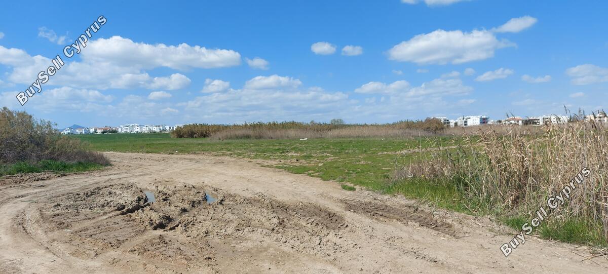 Ziemia na sprzedaż w Dekeleia